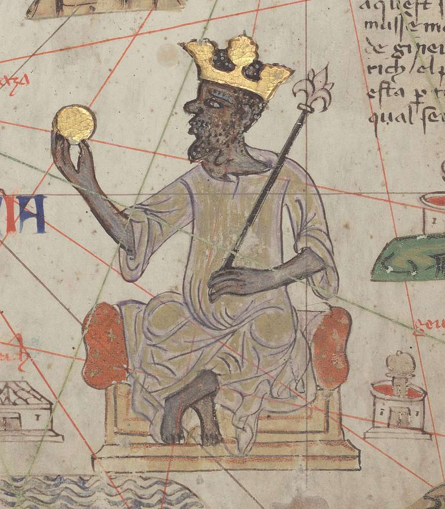 Illustration aus dem katalanischen Atlas von 1375, die Mansa Musa, den König des Mali-Reiches, darstellt. Er sitzt auf einem Thron, trägt eine goldene Krone und hält ein goldenes Stück in der rechten Hand. Mit seiner linken Hand hält er ein goldenes Zepter. Seine Kleidung und der Thron sind mit Gold verziert, was auf seinen Reichtum hinweist. Im Hintergrund sind Linien und Schriftzüge zu sehen, die Teil der kartographischen Darstellungen des Atlanten sind.