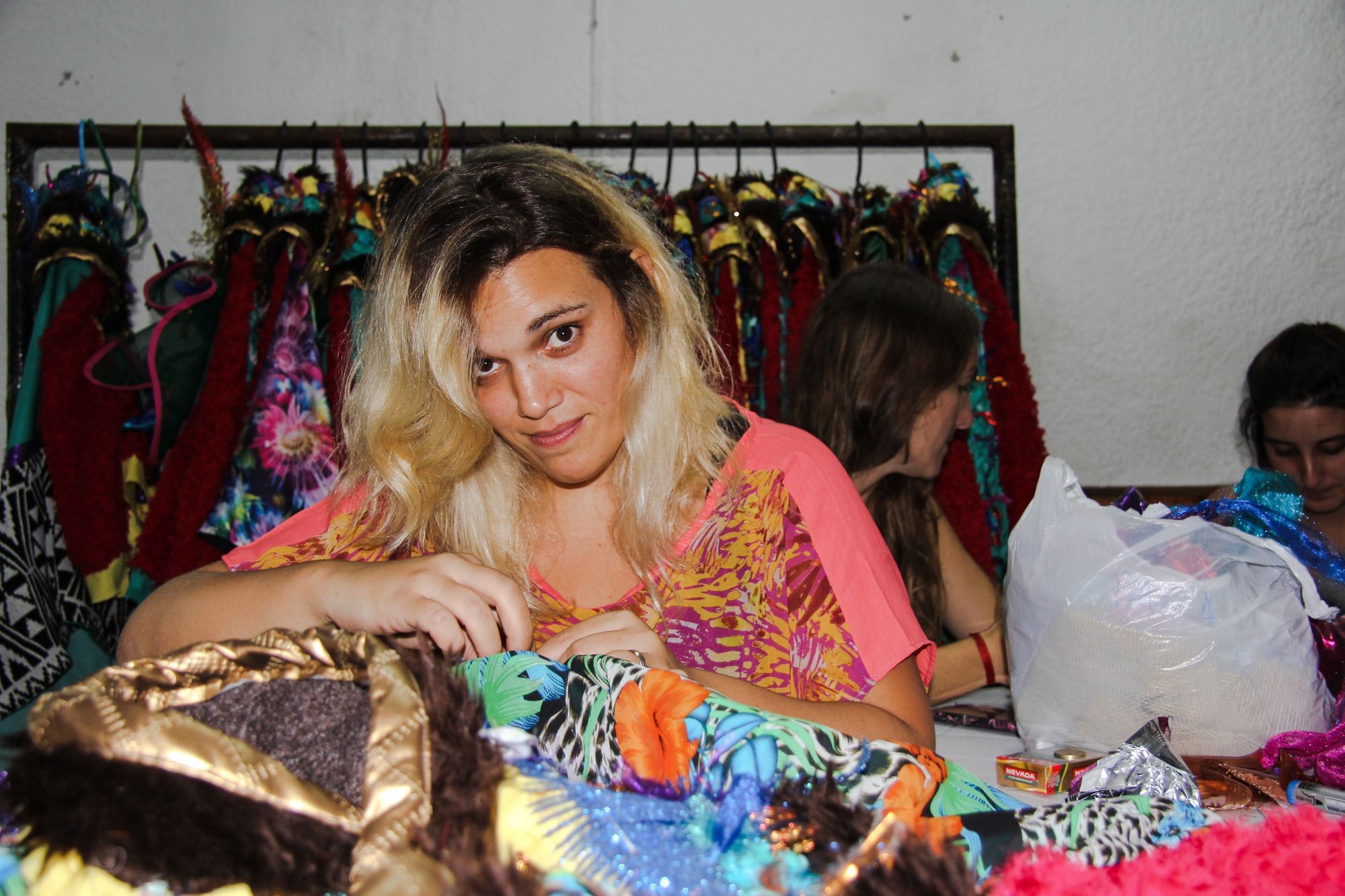 Kostümherstellung während der Probe