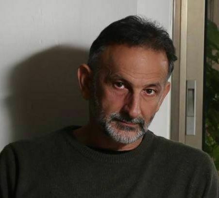 Das Bild zeigt Yuval Rahamim. Er hat dunkle Haare und einen angegrauten Bart.