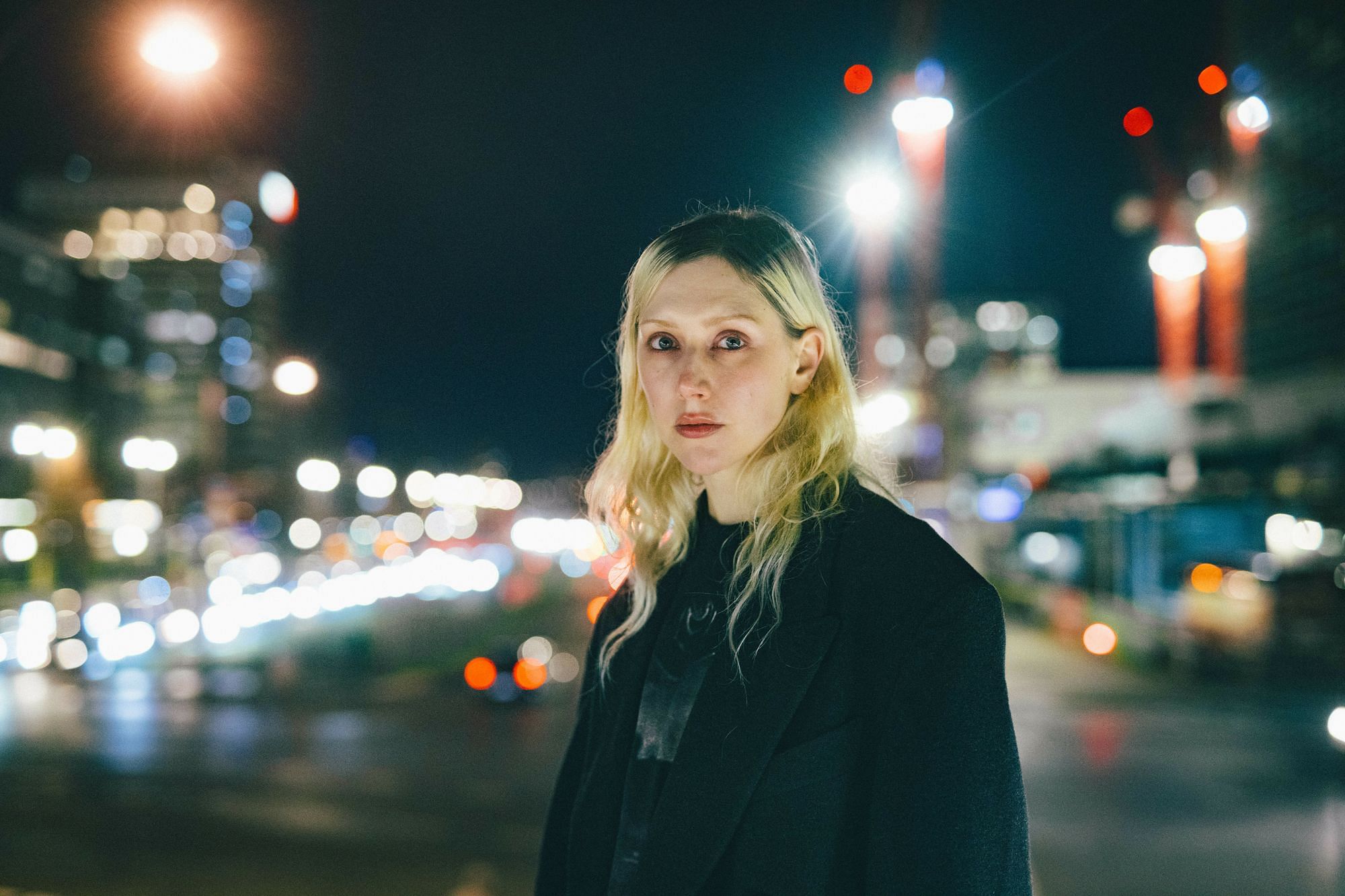 Eine Frau bei Nacht in der Stadt