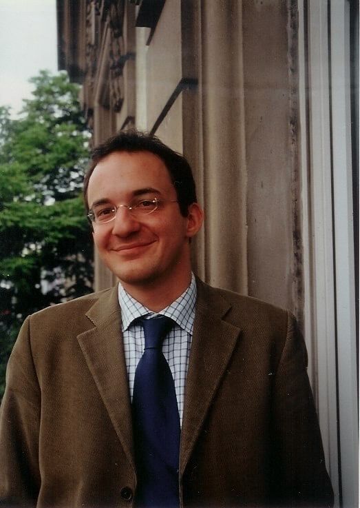Man sieht ein Foto von Gabriel Yoran mit Krawatte und braunem Jacket