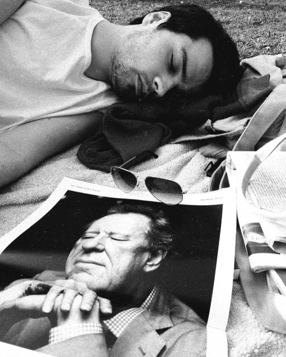 Unser Autor liegt schlafend im Park, neben ihm liegt eine Sonnenbrille und eine geöffnete Zeitschrift.