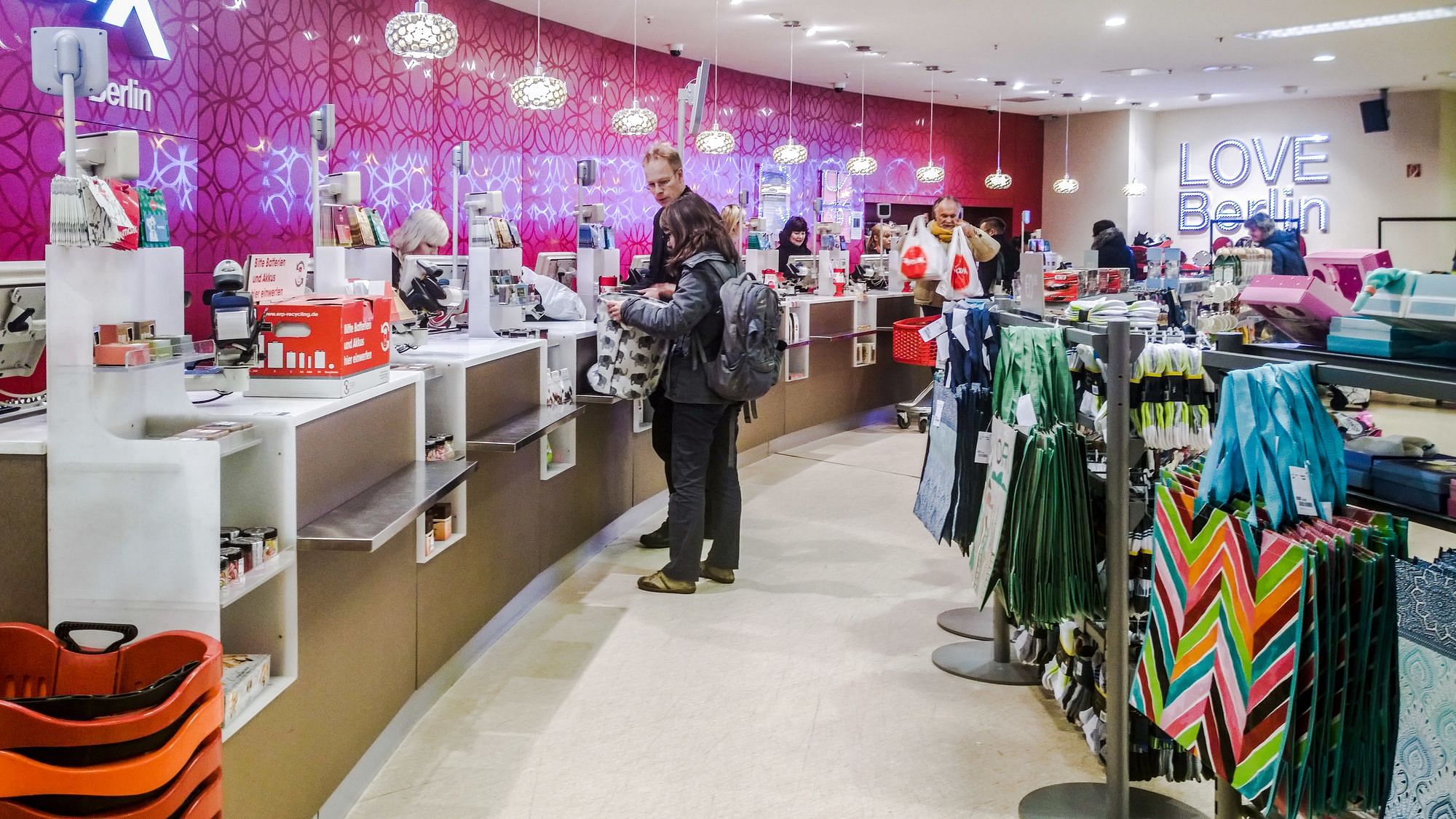 "LOVE Berlin" hat sich TK Maxx auch an den Kassentresen (hier in Berlin-Charlottenburg) geschrieben
