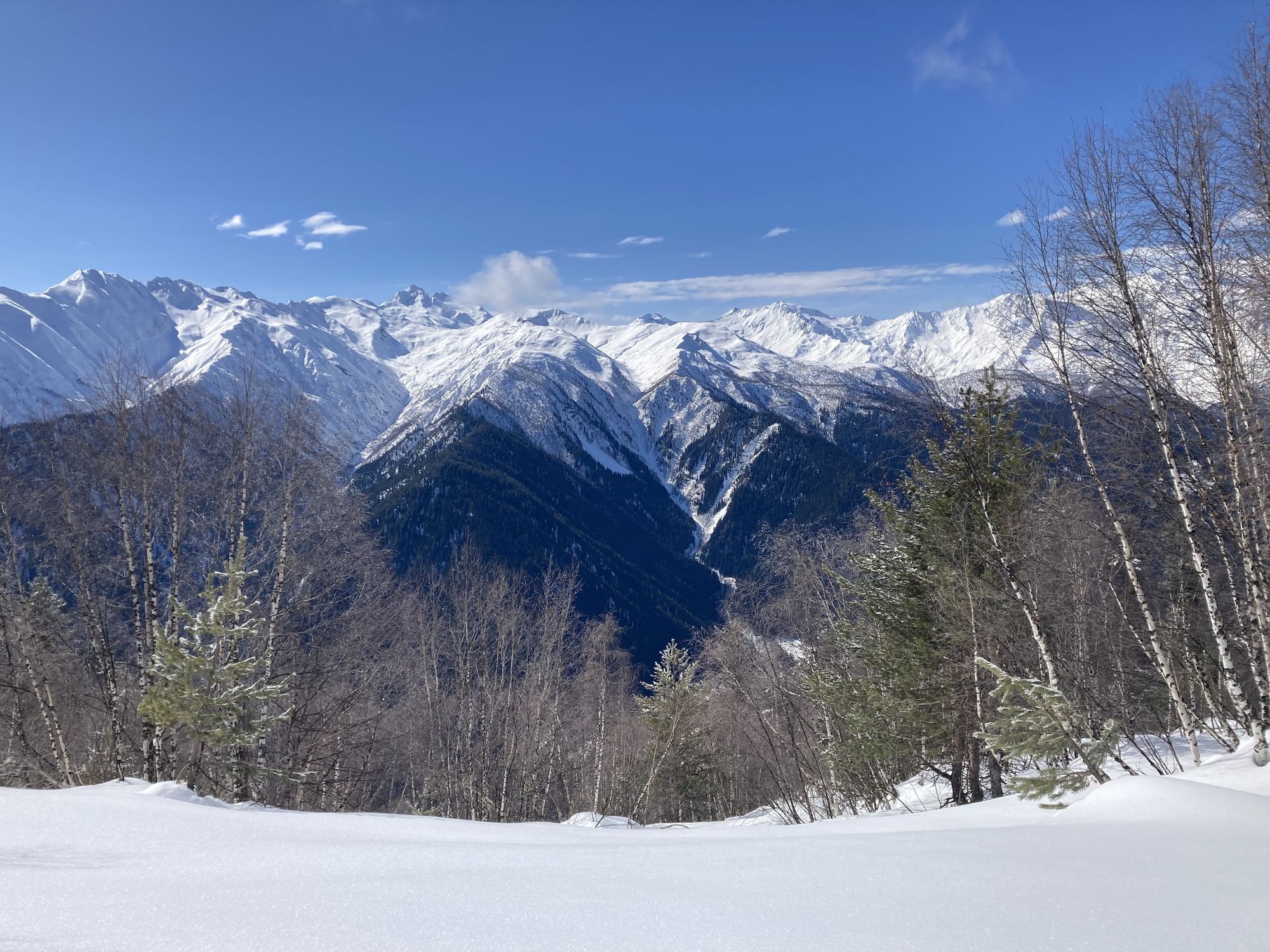 Auf dem Bild sind Berge und ein blauer Himmel zu sehen.