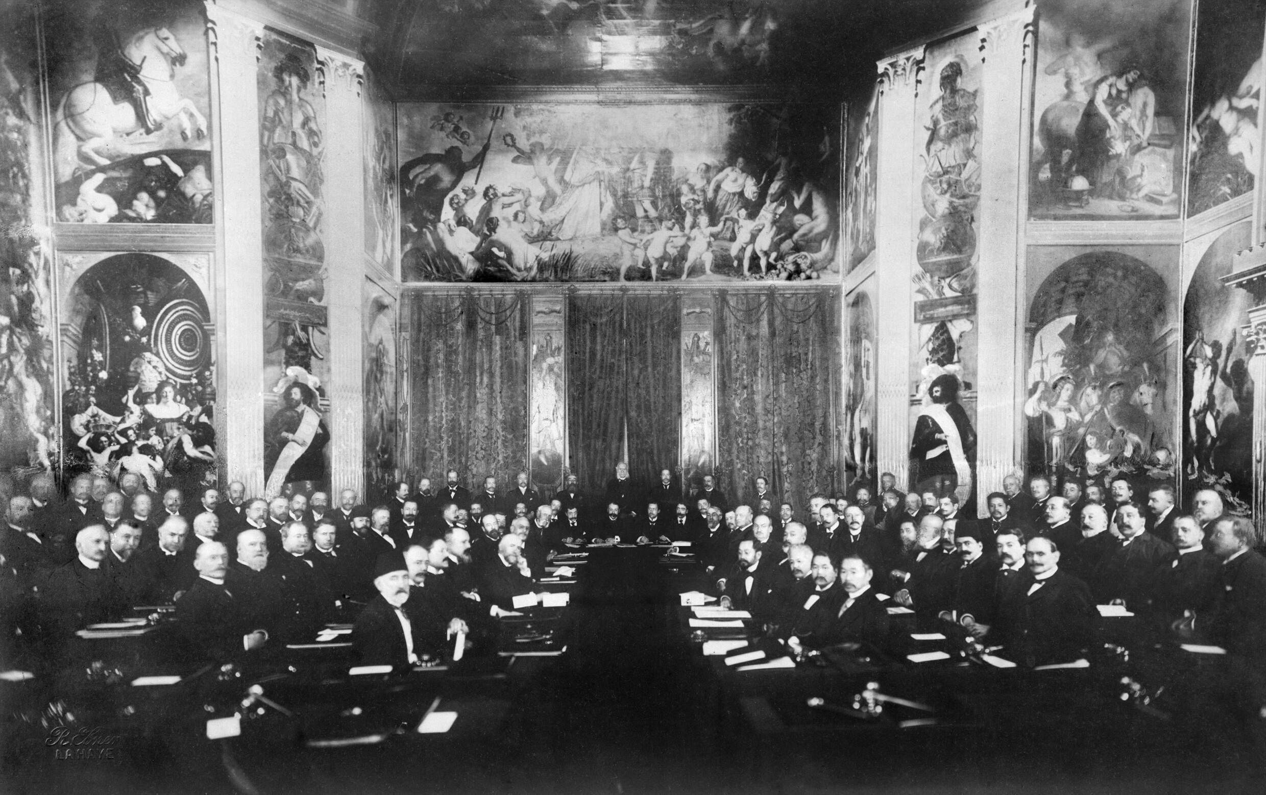 Die Delegierten der ersten Haager Landkriegskonferenz traten auf Einladung des russischen Zaren zusammen. Russland bemüht sich auch aktiv um eine Regelung zu D-Waffen.