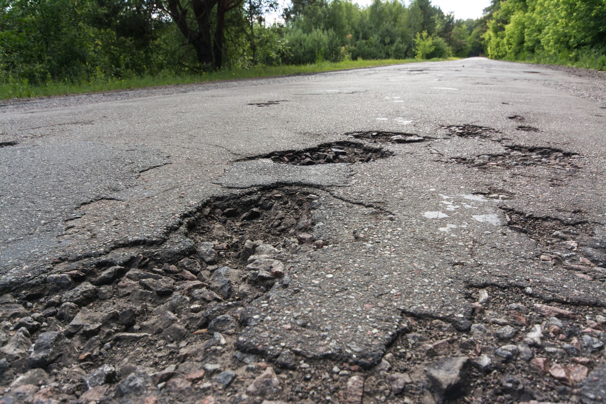 Aufgeplatzter Asphalt