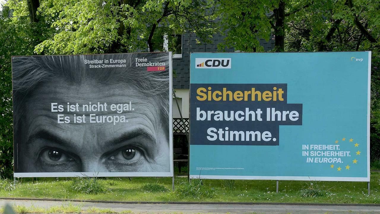 Zu sehen sind zwei Plakate an einer Straße. Einmal von der FDP auf der linken und von der CDU auf der rechten Seite.