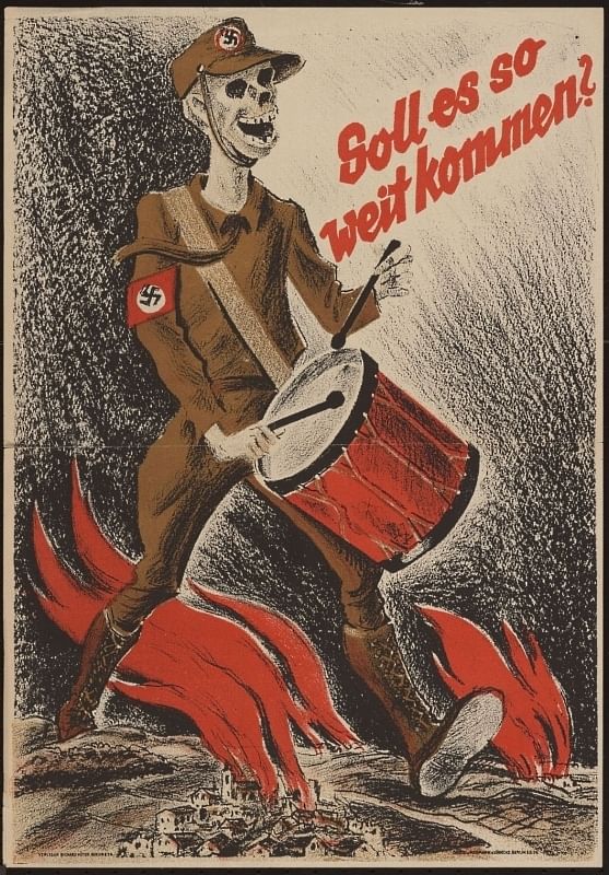 Zu sehen ist ein marschierendes Skelett in NSDAP-Uniform mit einer Trommel in der Hand. Darüber steht in roter Schrift: "Soll es so weit kommen?"