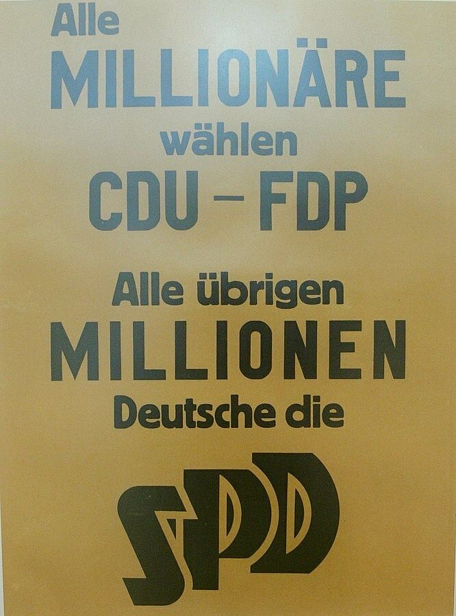 Schwarze Schrift auf gelblichem Untergrund: "Alle Millionäre wählen CDU – FDP. Alle übrigen Millionen Deutsche die SPD"