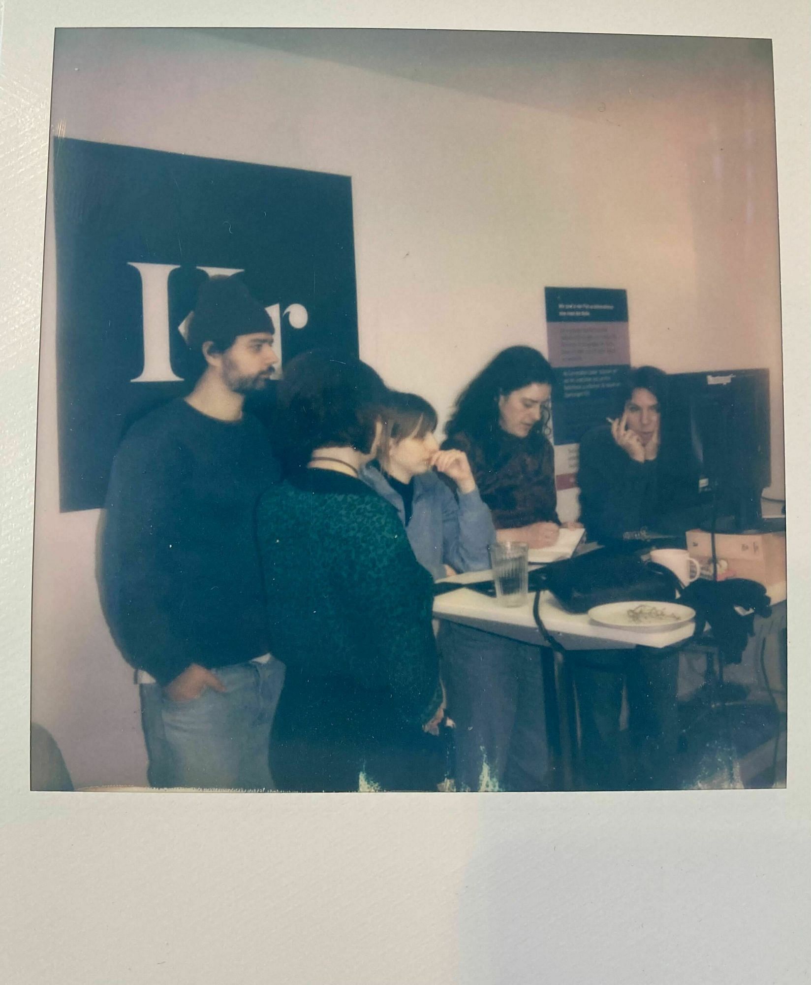 Menschen aus der Krautreporter-Redaktion beim Pizza bestellen vor einem Bildschirm