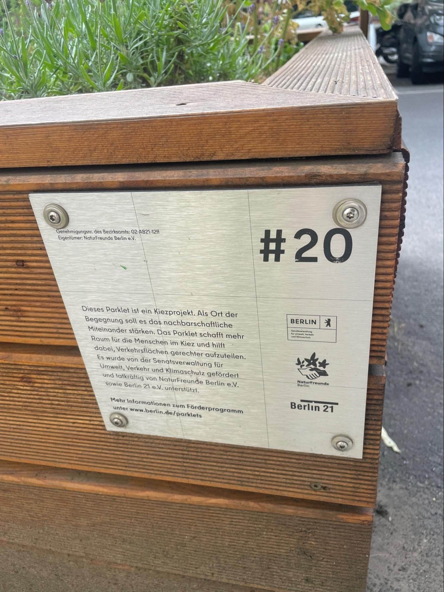 Eine Plakette auf einem Hochbeet