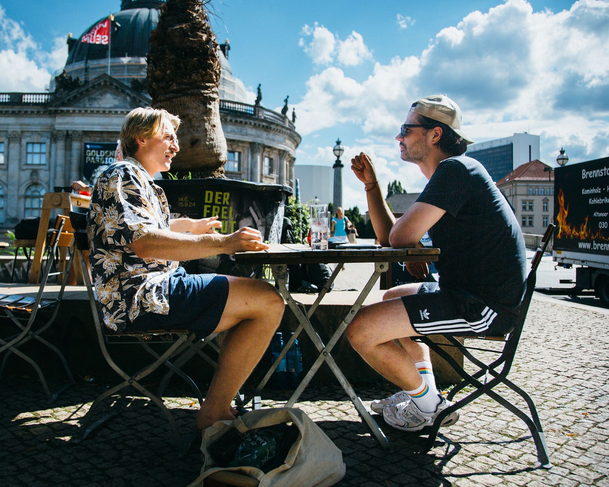 Zwei Männer sitzen an einem Tisch und unterhalten sich
