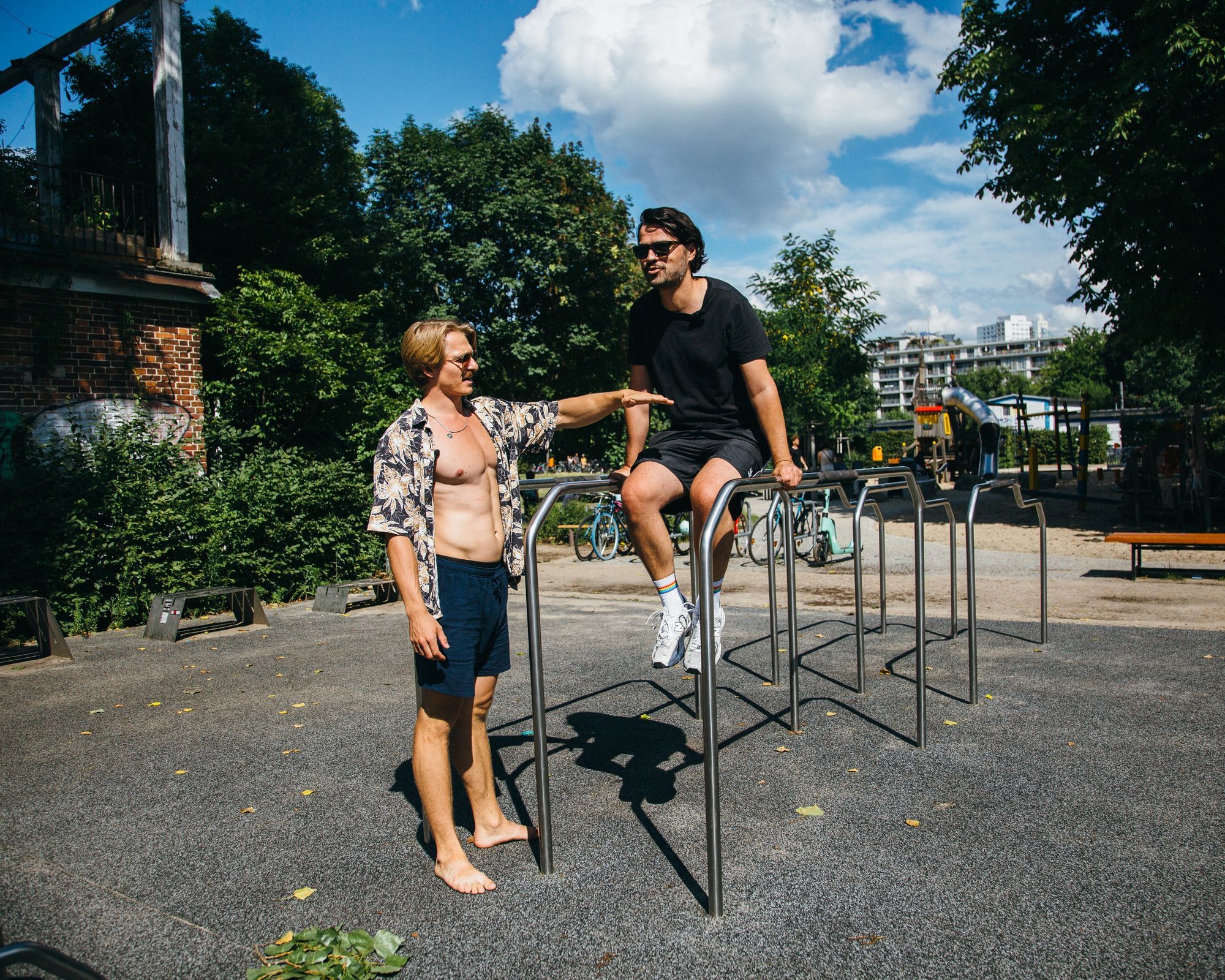 Zwei Männer beim Sportmachen im Park