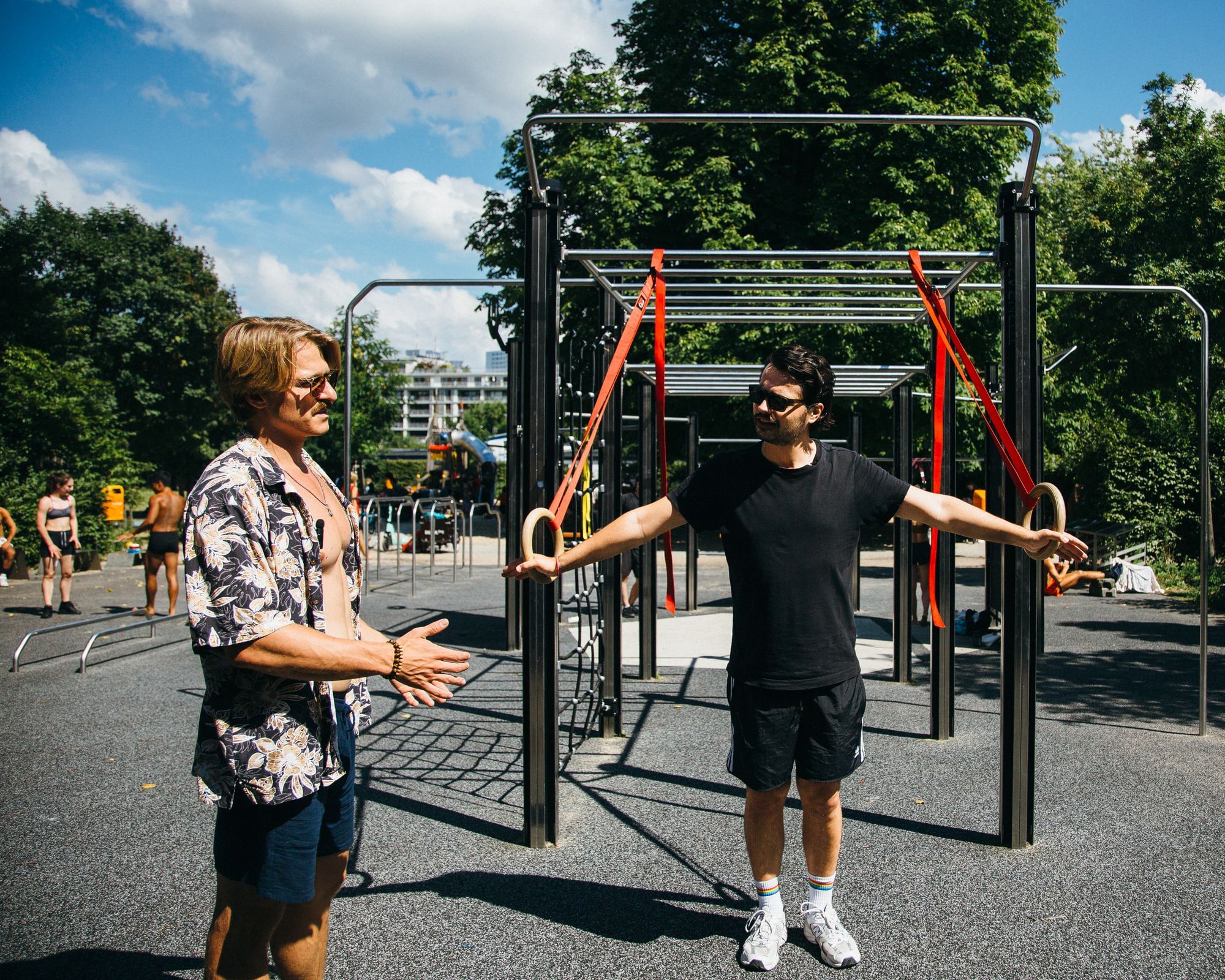 Zwei Männer in einem Sportpark in Berlin