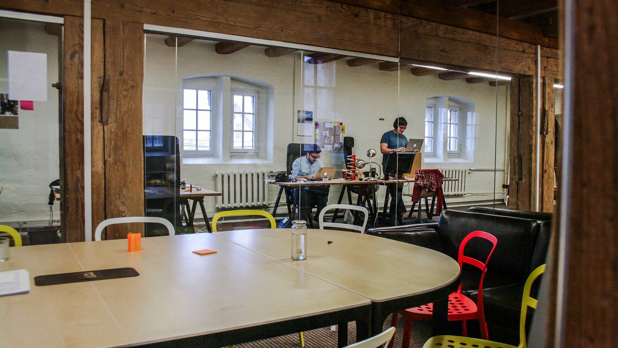 Der gläserne Konferenzraum im Zentrum, bunte Stühle, karge Umgebung. Eine Art Startup-Mimikry als bewusste Abgrenzung zu klassischen Redaktionsräumen