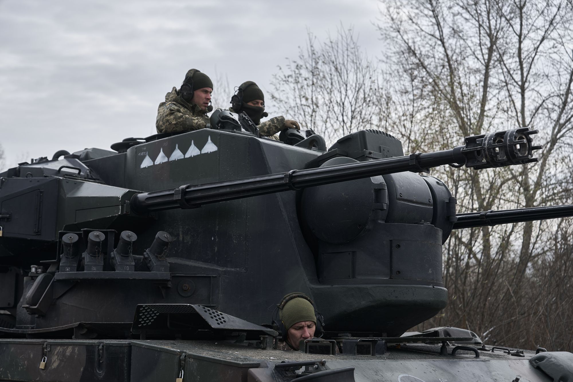 Ukrainische Soldaten sitzen auf einem aus Deutschland stammenden Flugabwehrpanzer.