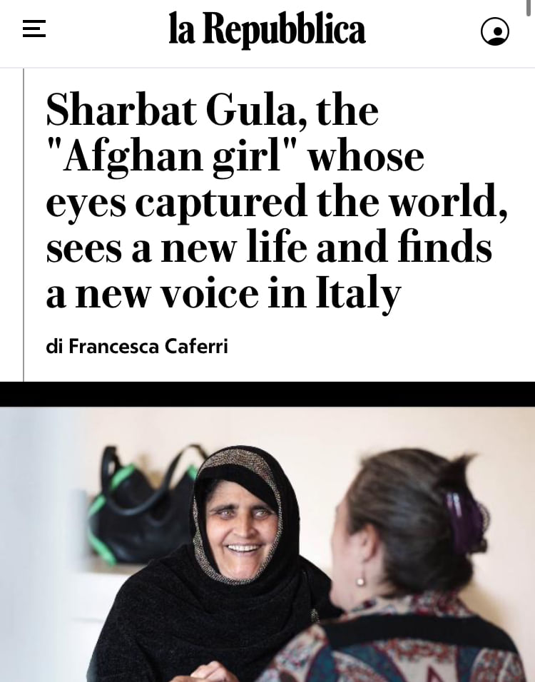 Sharbat Gula spricht lächelnd mit einer Frau.