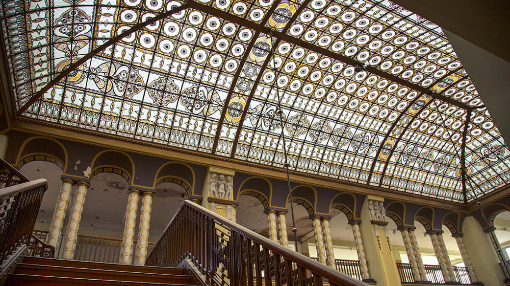 Über dem Lichthof in der Mitte schwebt die zweischalige Glaskuppel