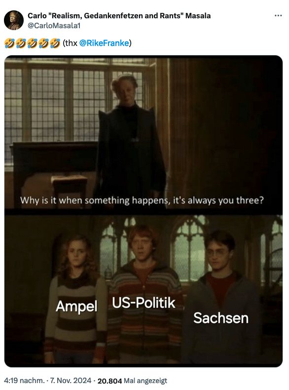Oben sieht man Professor McGonagall von Harry Potter: Sie fragt: „Why is it when something happens, it's always you three?“ Darunter sieht man Harry, Ron und Hermine. Auf ihren Pullis steht: Ampel, US-Politik und Sachsen
