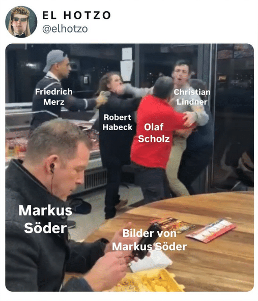 Das Bild zeigt eine Szene in einem Fast-Food-Restaurant. Im Vordergrund sitzt „Markus Söder“ ruhig am Tisch und isst Pommes, während er „Bilder von Markus Söder“ auf dem Handy anschaut. Im Hintergrund prügeln sich „Friedrich Merz“, „Robert Habeck“, „Olaf Scholz“ und „Christian Lindner“.