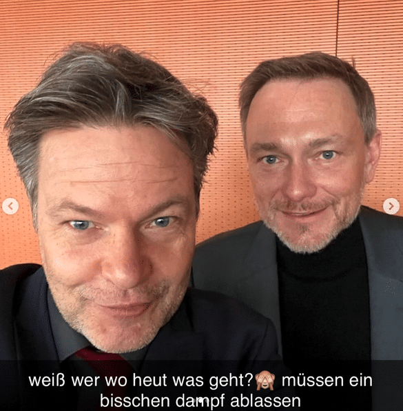 Christian Lindner und Robert Habeck grinsend in Nahaufnahme, offenbar ein Selfie. Darunter steht: Weiß wer wo heut was geht? müssen ein bisschen dampf ablassen