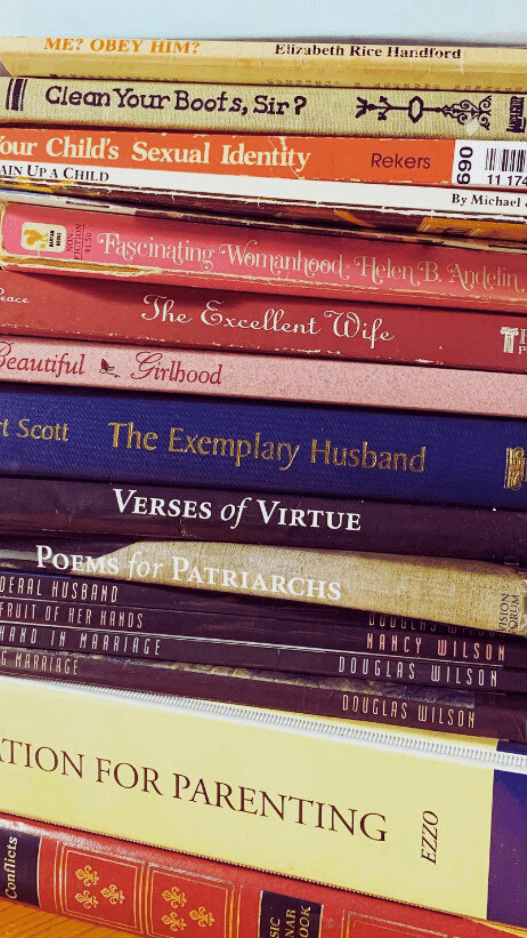 Bücher, die Tia Levings lesen sollte, damit sie eine gute unterwürfige Hausfrau wird.