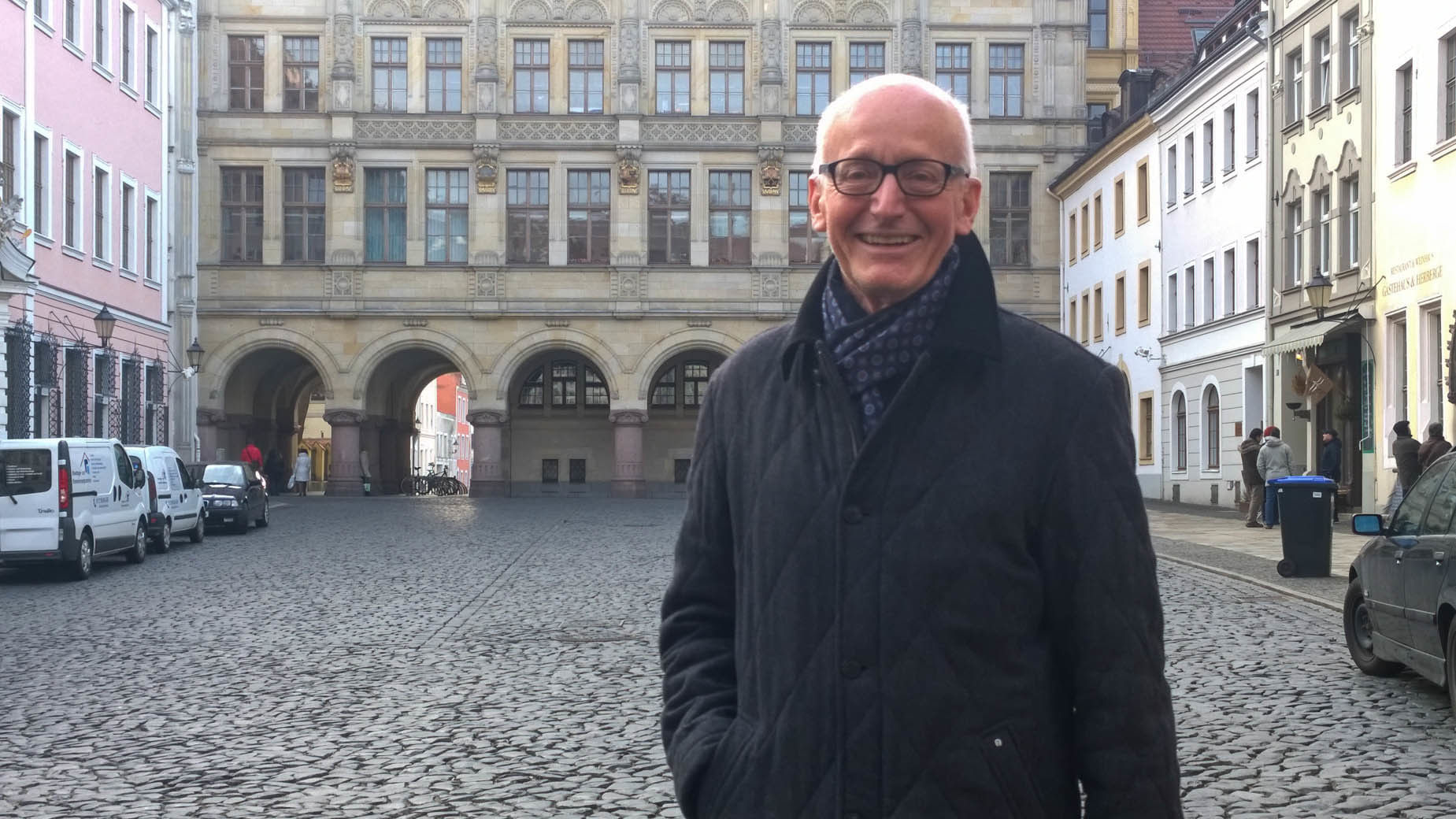 Kaufhaus-Verfechter Rainer Müller am Görlitzer Untermarkt vor dem Rathaus