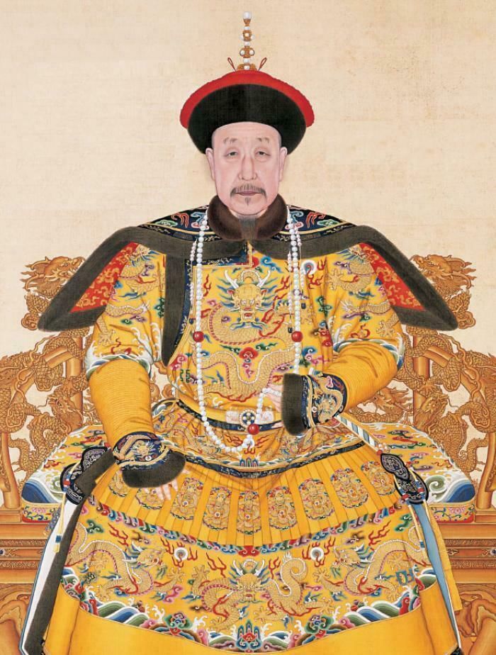 Ein Portrait des Kaisers Qianlong in festlicher Kleidung 