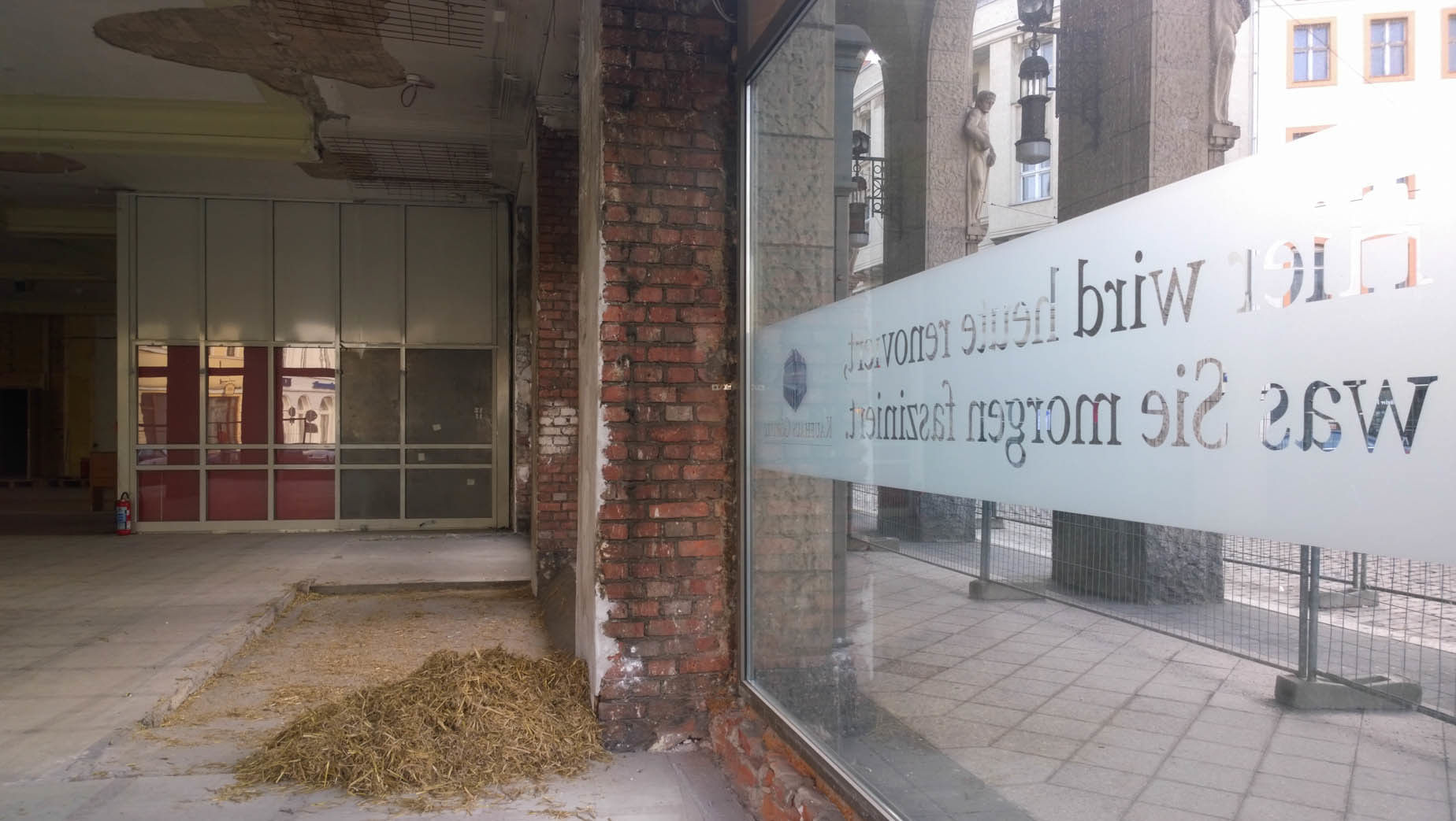 "Hier wird heute renoviert, was Sie morgen fasziniert", steht rechts im Fenster