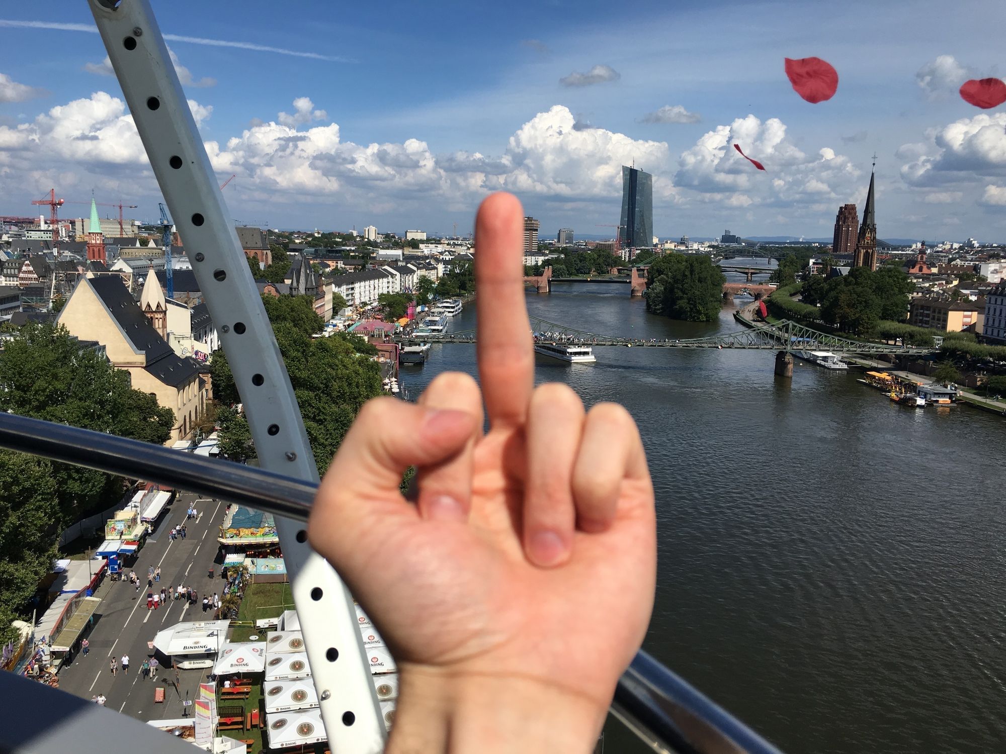 Auf die Kacke hauen und provozieren macht die Frankfurter Hauptschule gern. Ich suche derweil: die Substanz hinter der Aktion.