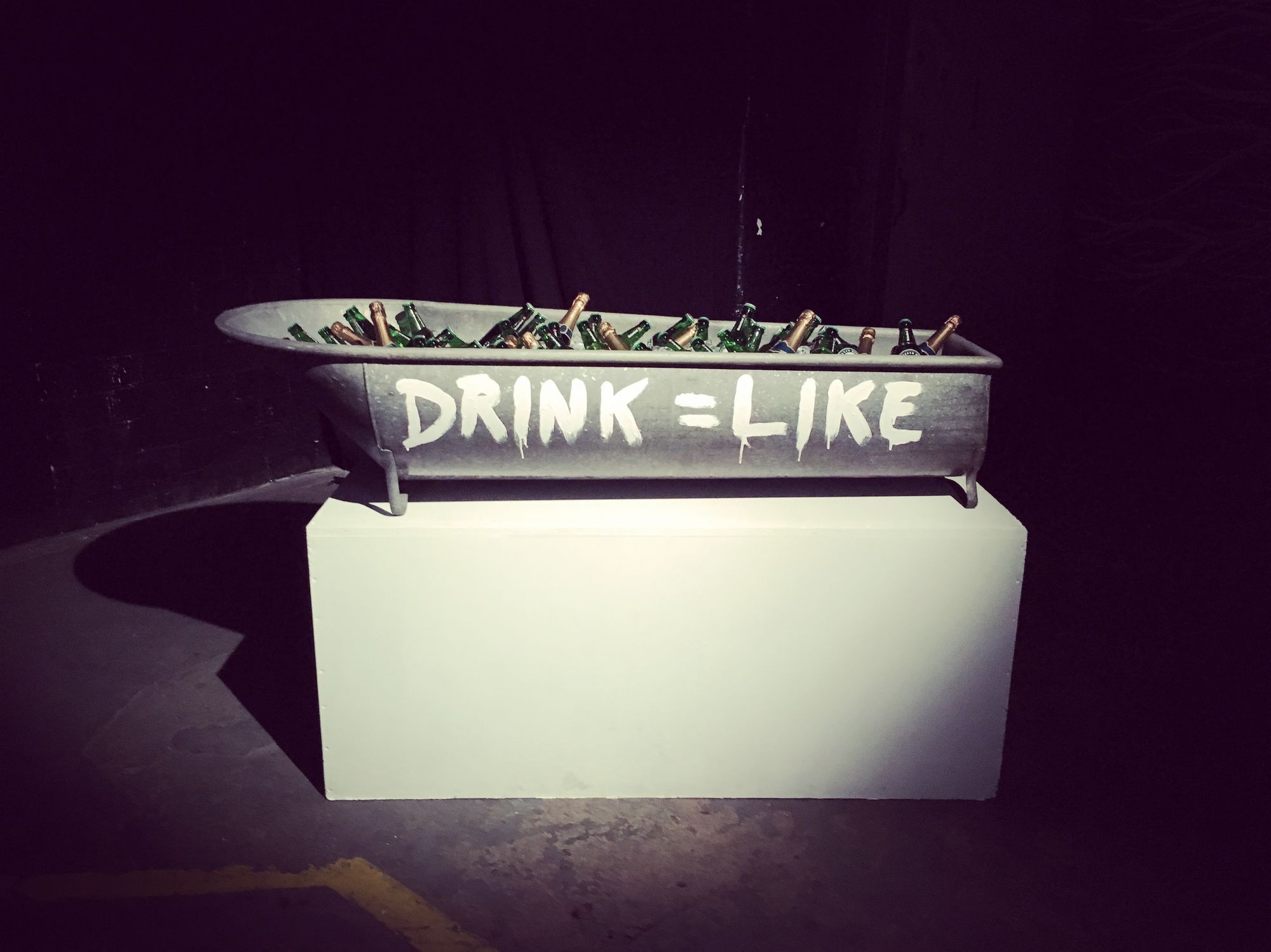 Diese Zinkwanne sei aus 3.000 abgegebenen Liebesschlössern gegossen worden, sagen die Künstler der Gruppe Frankfurter Hauptschule. Die Flaschen gehören eigentlich nicht zum Kunstwerk; sie waren nur am Eröffnungsabend Bestandteil der Ausstellung.