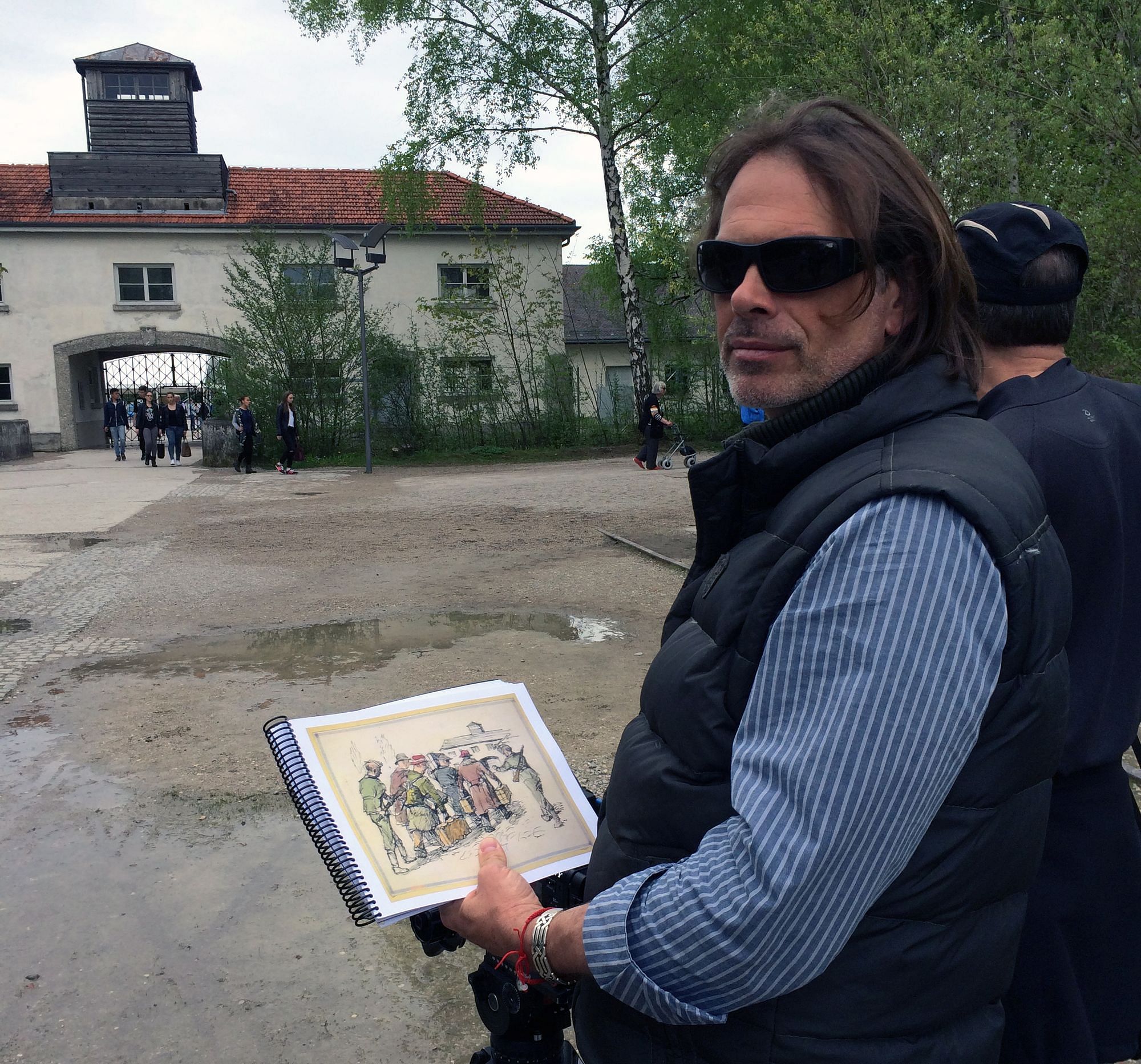 KR Fotograf/Filmemacher Frank Suffert vor dem Eingang der KZ Gedenkstätte Dachau