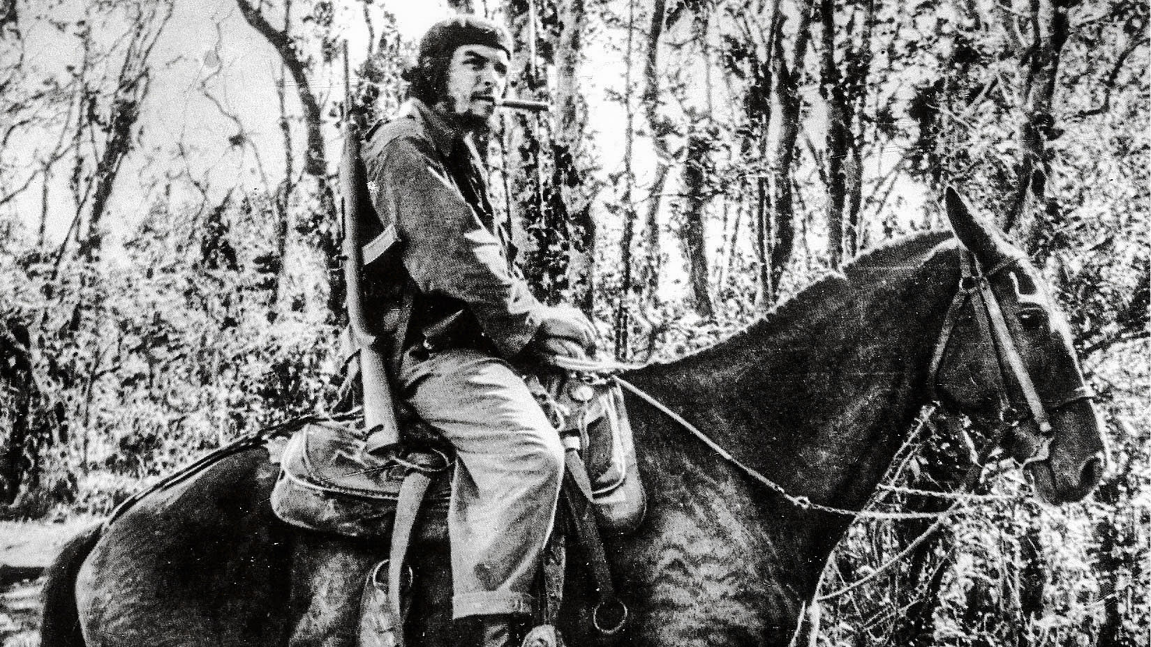 Che Guevara im November 1958 mit Zigarre und Gewehr auf einem Esel - der bewaffnete Aufstand wirkt zwar cooler, ist aber weniger effektiv als friedlicher Protest