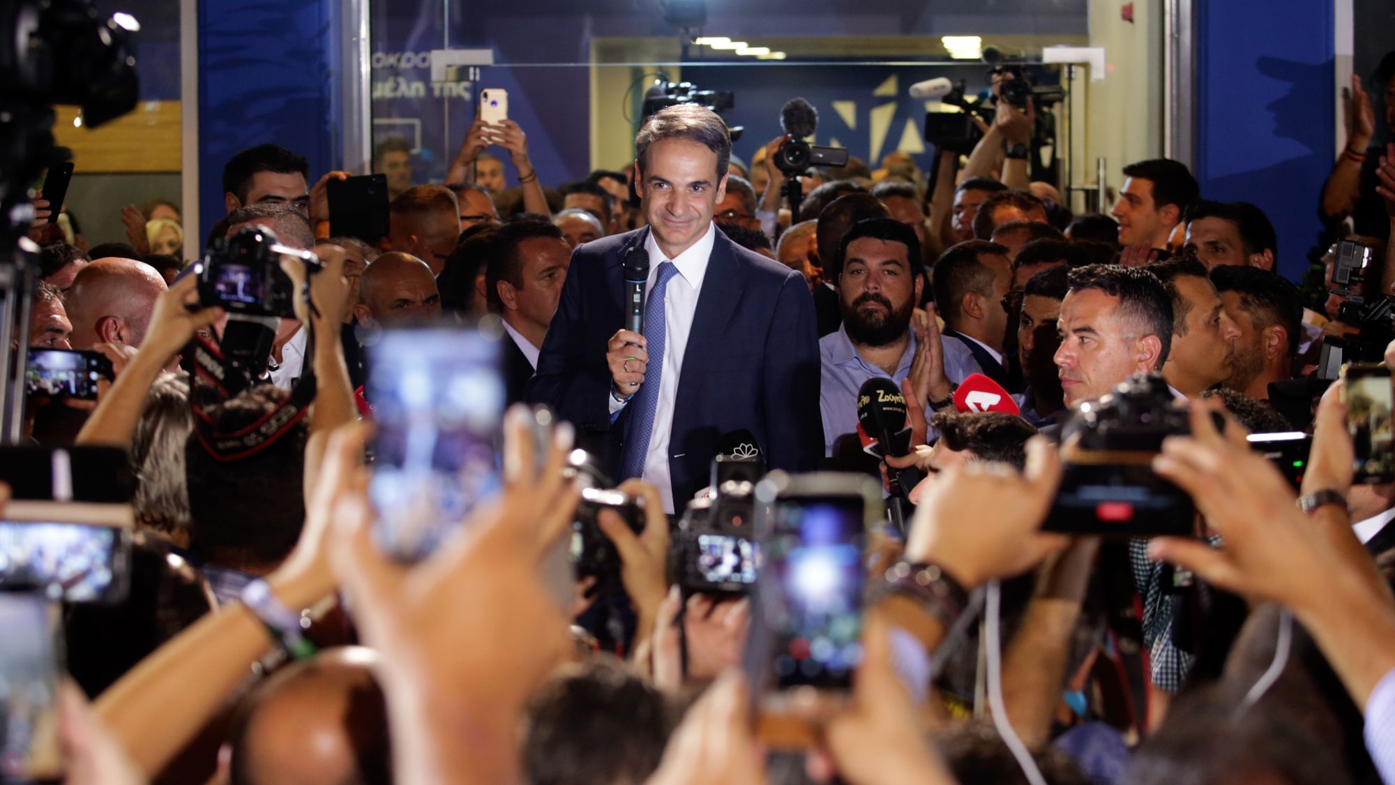 Der konservative Parteichef der griechischen Opposition Neue Demokratie, Kyriakos Mitsotakis, begrüßt die Anhänger, nachdem er die Parlamentswahlen am 7. Juli 2019 im Hauptsitz der Neuen Demokratie in Athen, Griechenland, gewonnen hat.