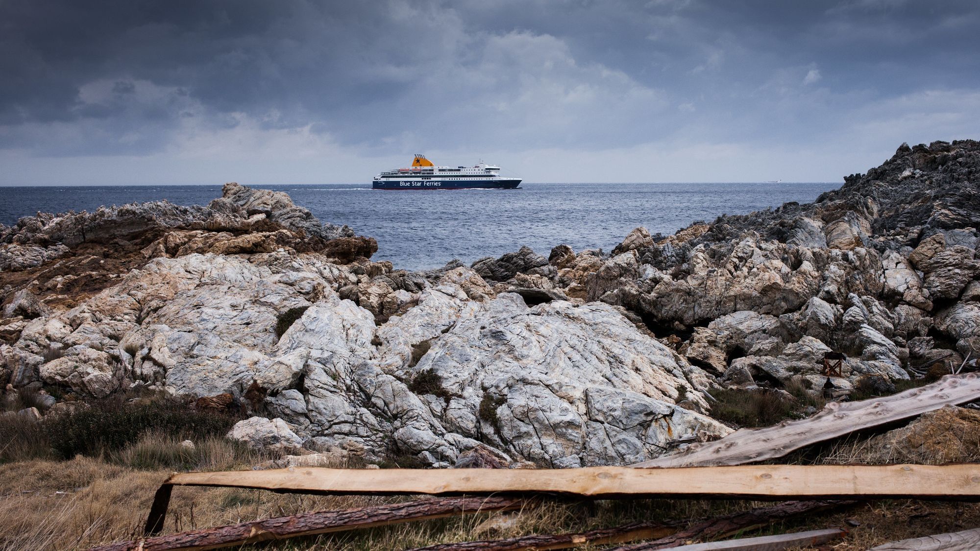 Ein Schiff der griechische Fähr-Reederei Blue Star Ferris fährt an der Insel Samos vorbei.
