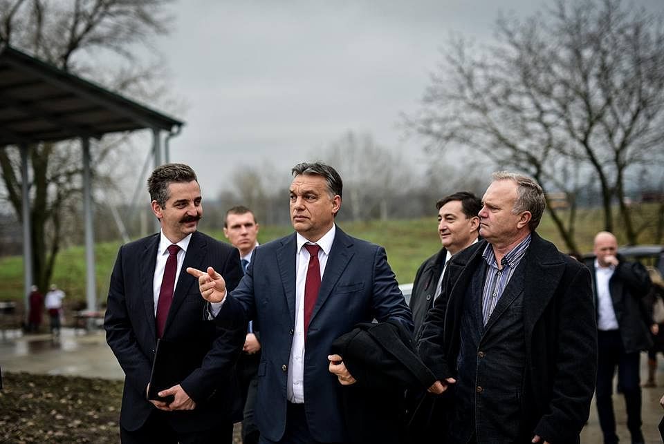 Viktor Orbán in der Mitte, Lörinc Mészáros rechts