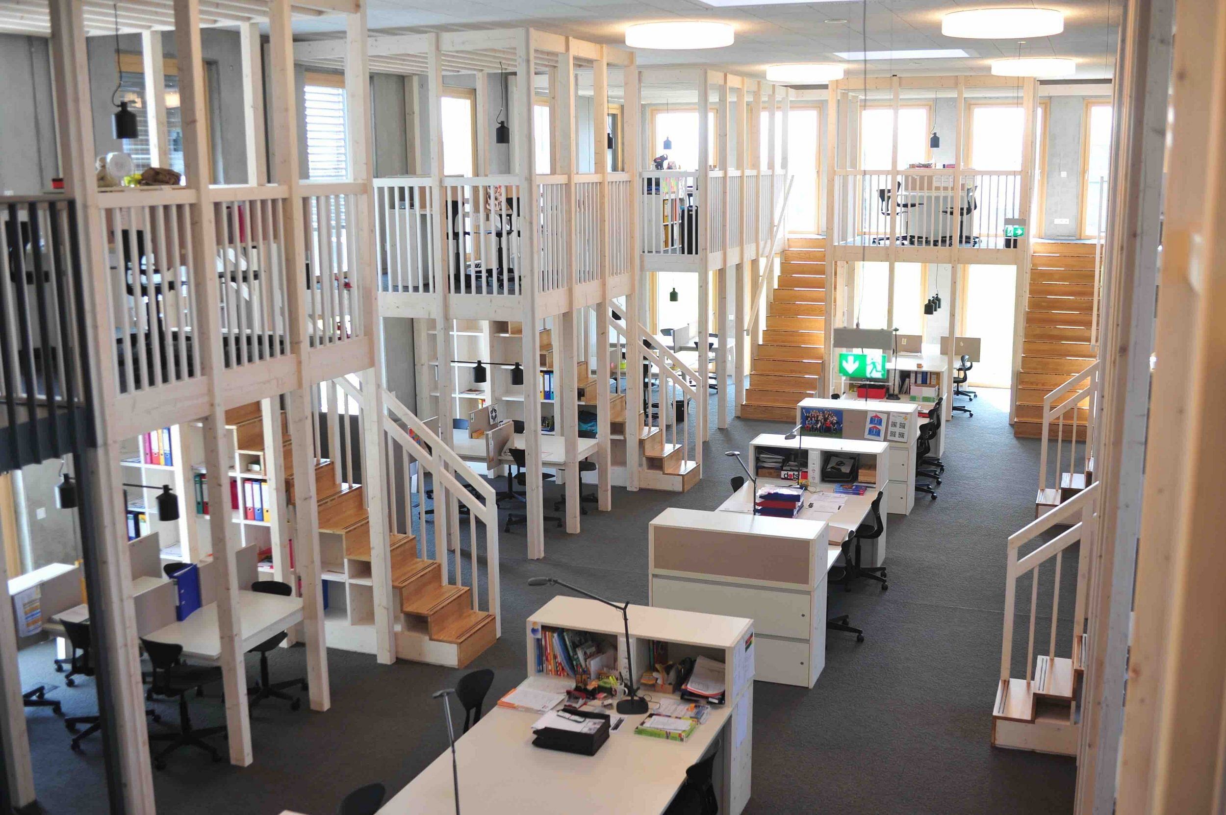 Foto von den Baumhäusern in der Alemannenschule. Die Gerüste aus Holz kann man über Treppen erreichen.