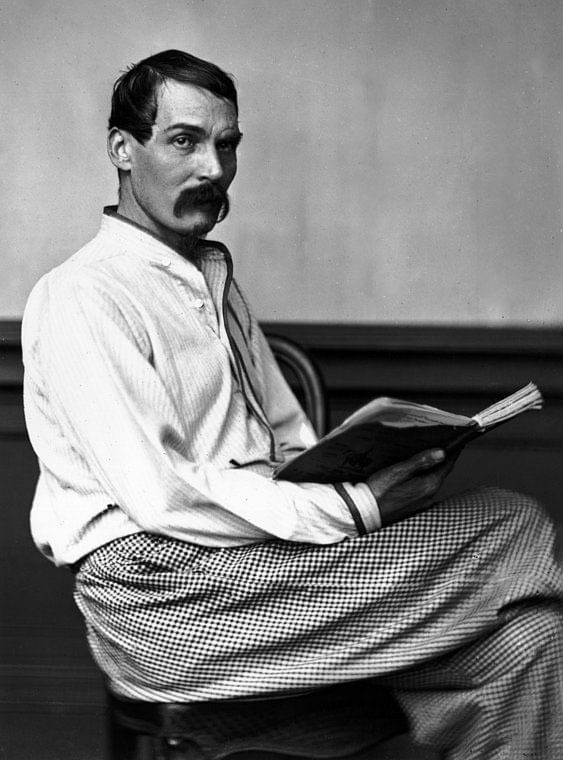 Eine schwarz-weiß Fotografie von Richard Francis Burton, aufgenommen im August 1864.