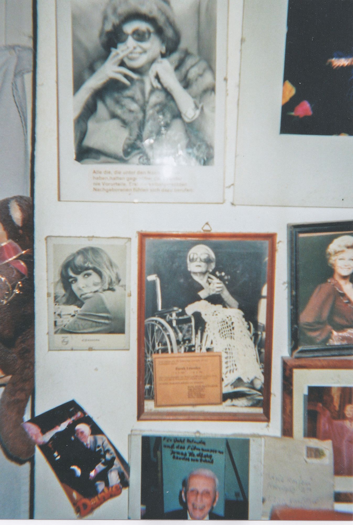 Verschiedene Fotos von Zarah Leander hängen an der Wand