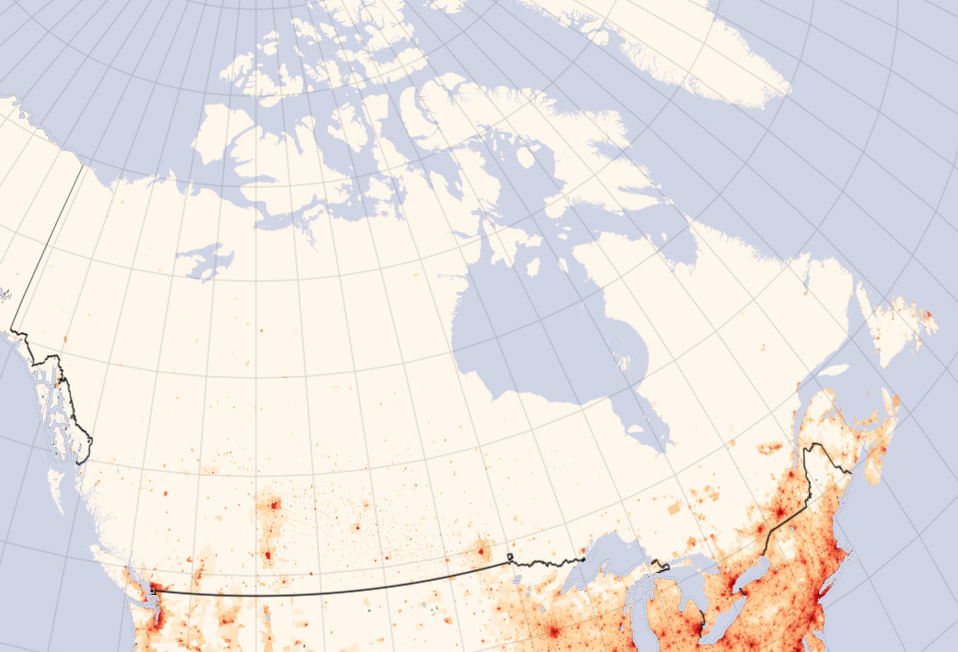 Eine Karte von Kanada und den USA, wobei man sieht, dass die Grenzregion von Kanada besonders dicht besiedelt ist.