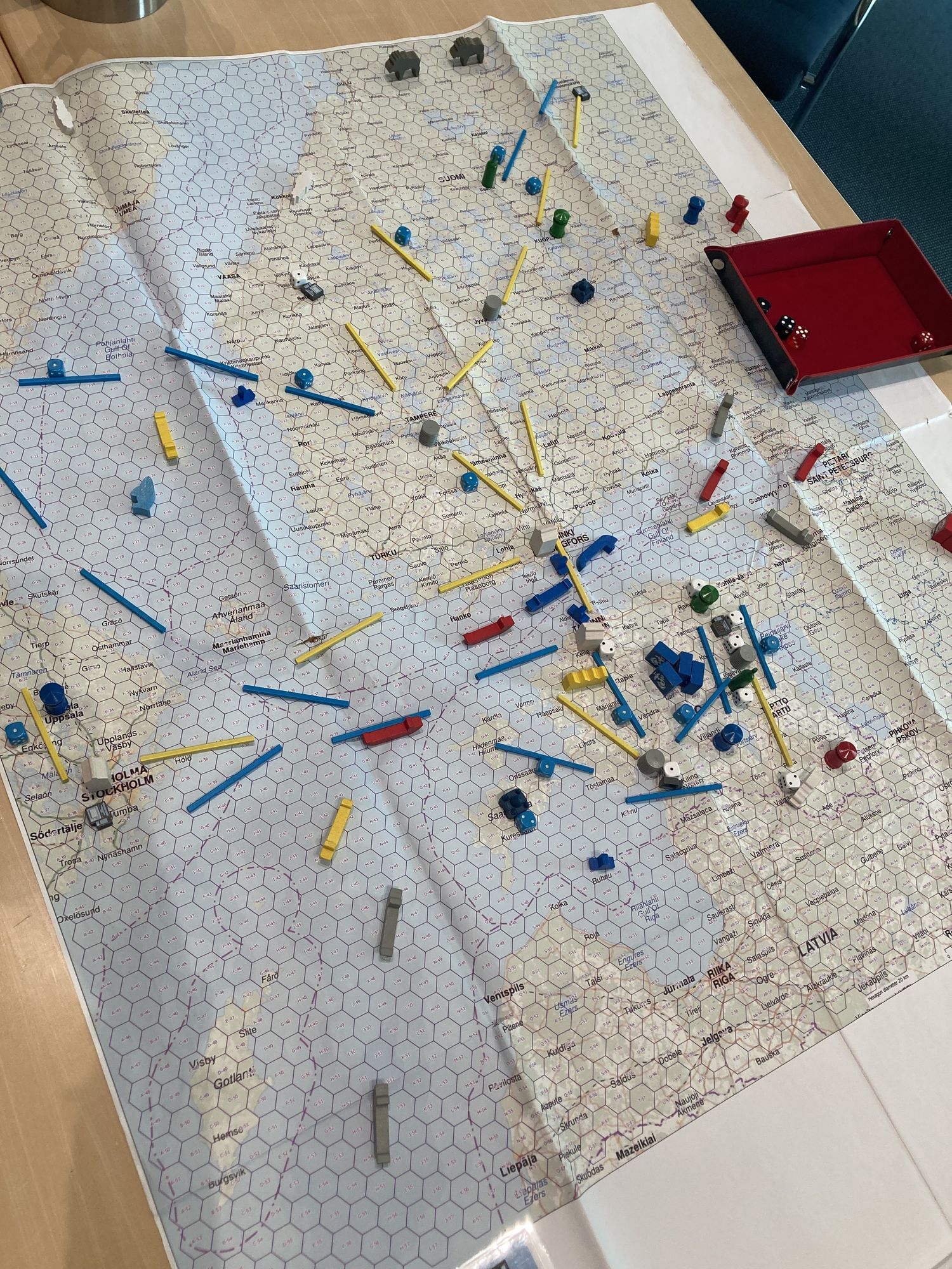 Das Foto zeigt eine große Karte, auf der viele Spielsteine verteilt sind.