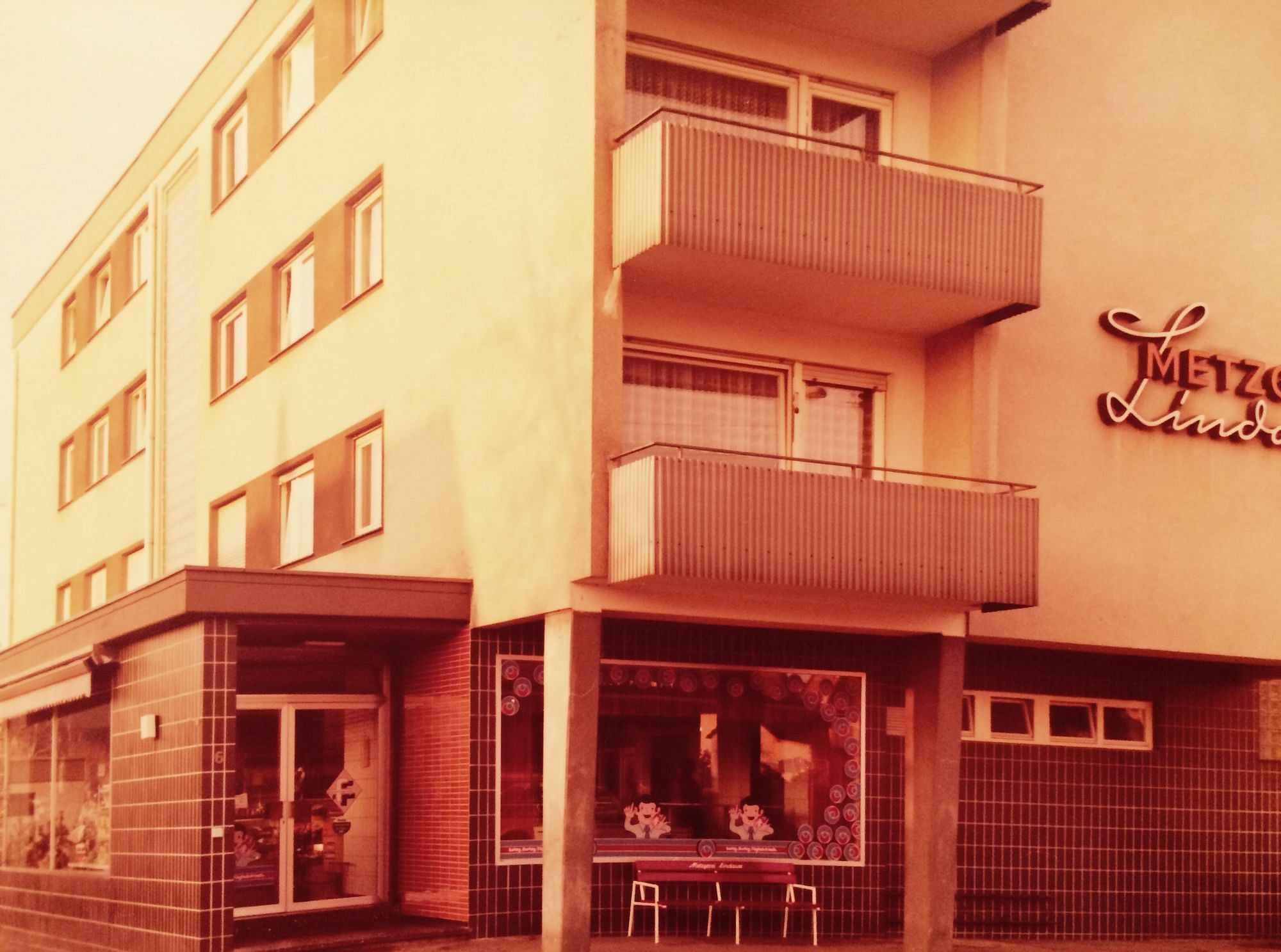 Eine alte Fotografie zeigt die Fassade des hauses mit dem Logo der Metzgerei Lindauer daran.