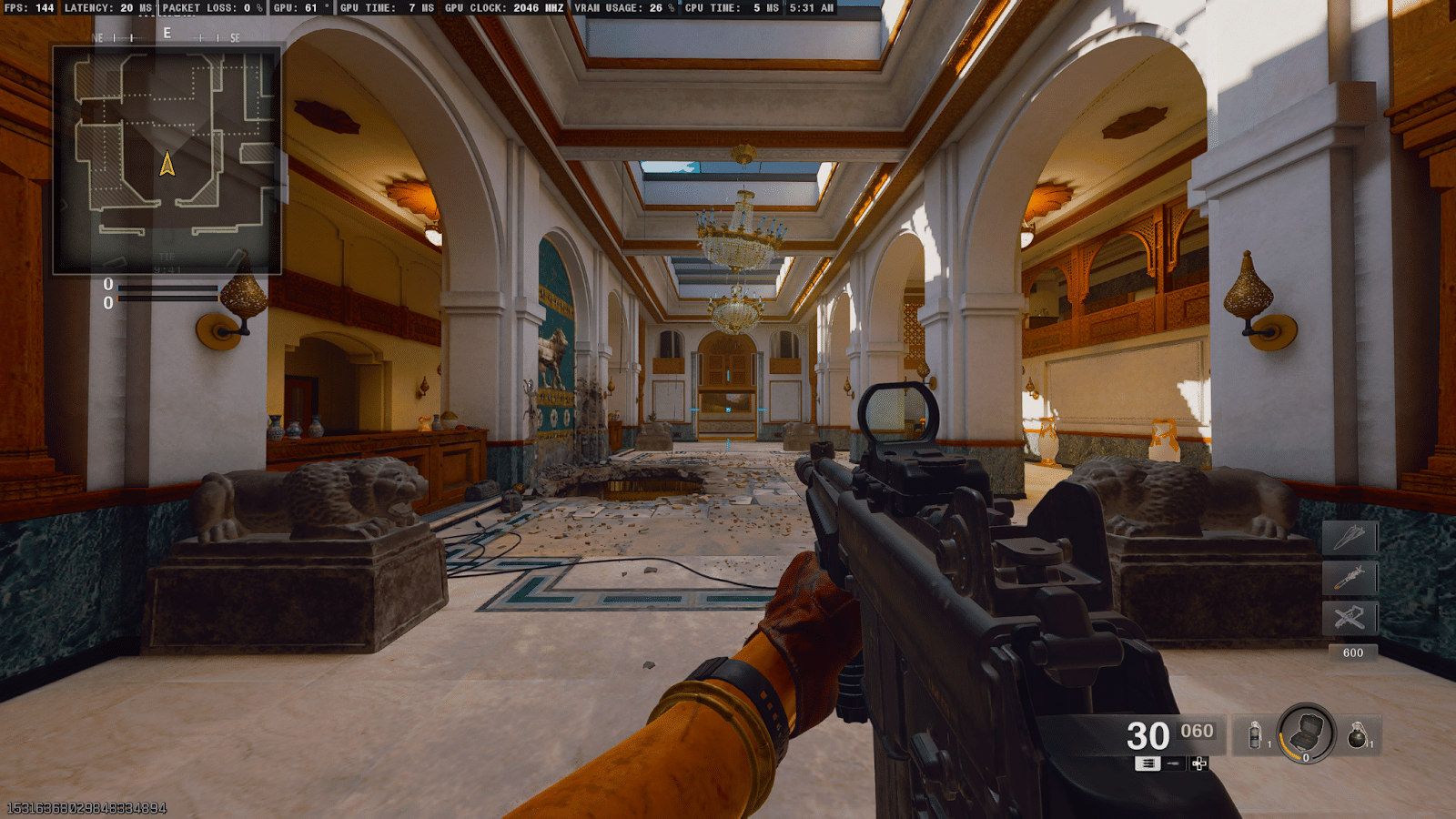 Das Bild zeigt die Spielerperspektive in einem Call of Duty-Spiel. Der Spieler hält eine Waffe in den Händen, die im Vordergrund zu sehen ist, mit einem roten Handschuh und einem Zifferblatt an der Hand. Der Blick ist auf einen opulenten, aber beschädigten Innenraum gerichtet, mit hohen Bögen, Chandelier-Lampen und zerbrochenem Boden. Auf der linken Seite befindet sich eine Mini-Karte mit einem gelben Pfeil, die die Ausrichtung zeigt, sowie Statusanzeigen wie Munition (30/60) und Granaten (1). Die Umgebung hat grüne Marmorwände, Statuen und zerstörte Möbel.