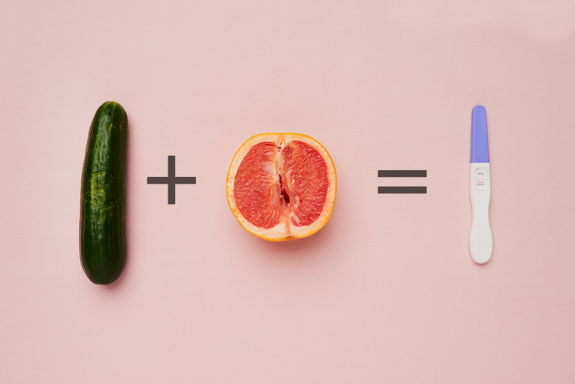 Man sieht eine Gleichung aus Gurke plus Grapefruit gleich Schwangerschaftstest.