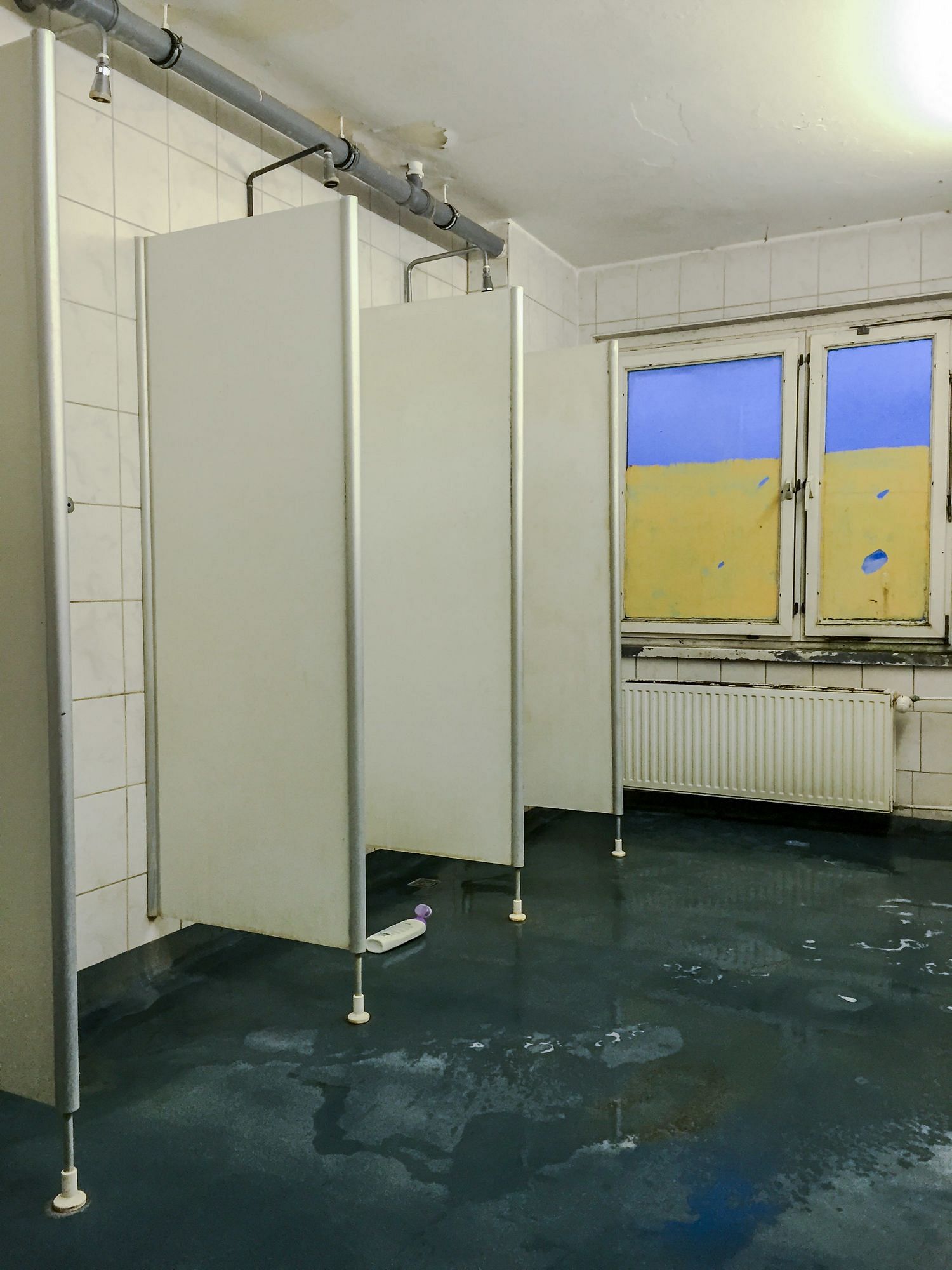 Dusche im Übergangswohnheim