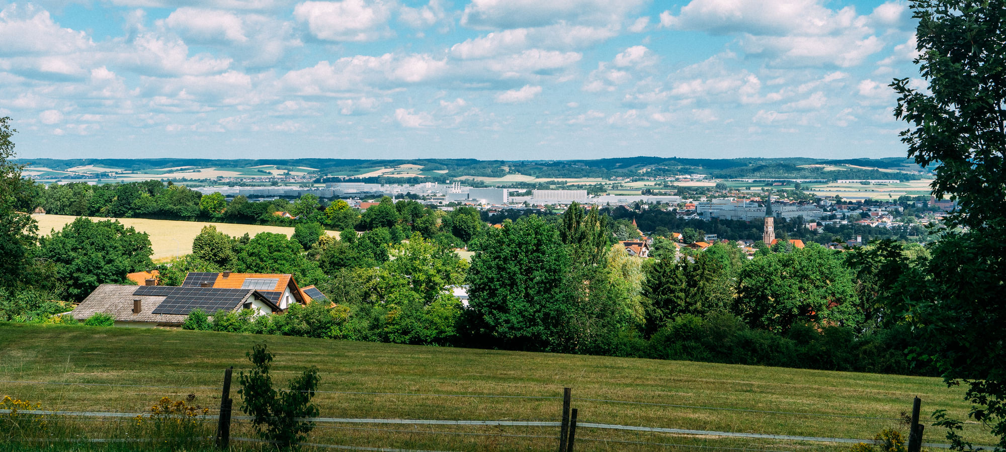 Der Blick auf Dingolfing, im Hintergrund erkennt man das BMW-Werk.