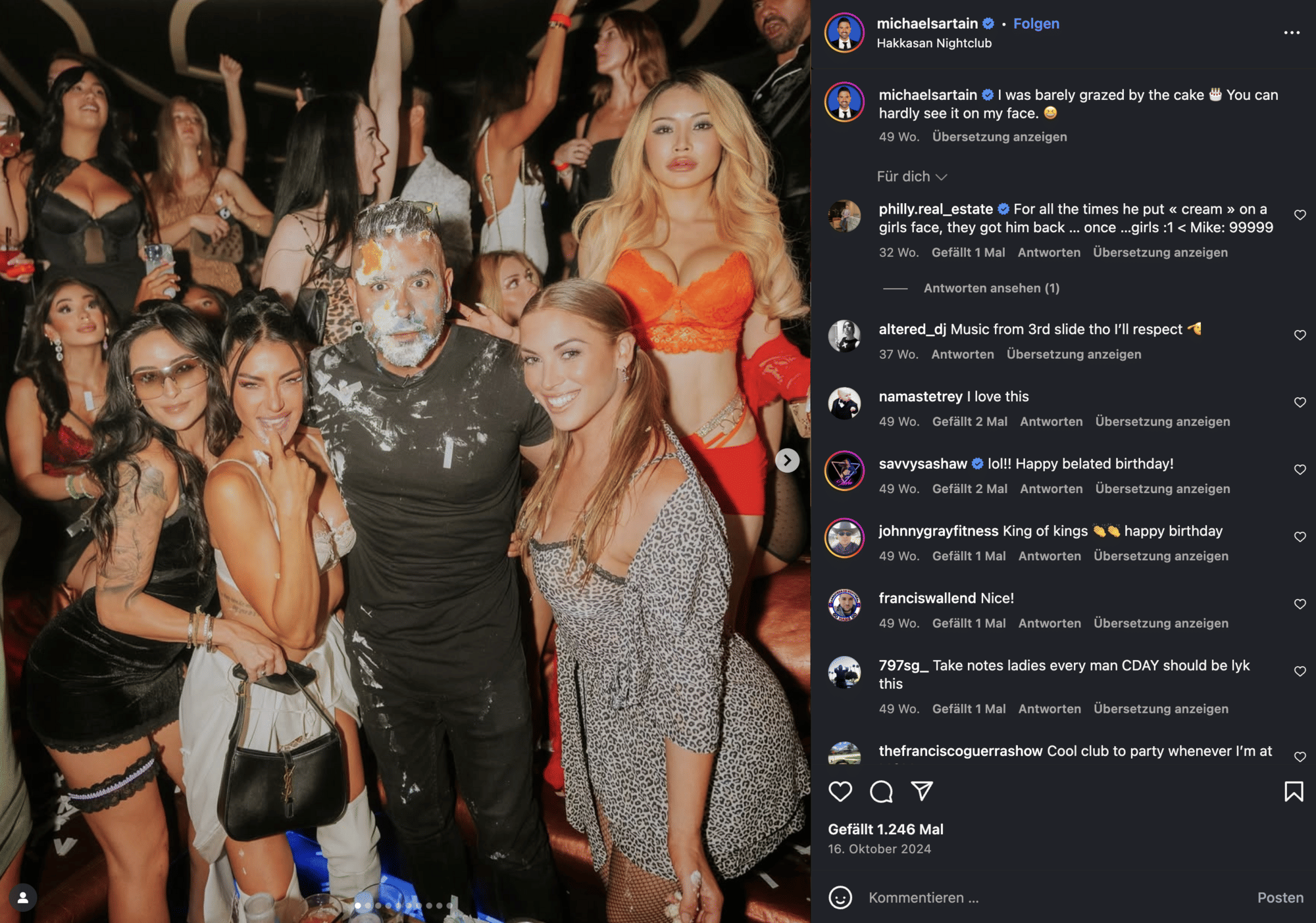 Der Männlichkeits-Influencer Michael Sartain steht mit Schaum in Gesicht in einer Gruppe von Frauen.