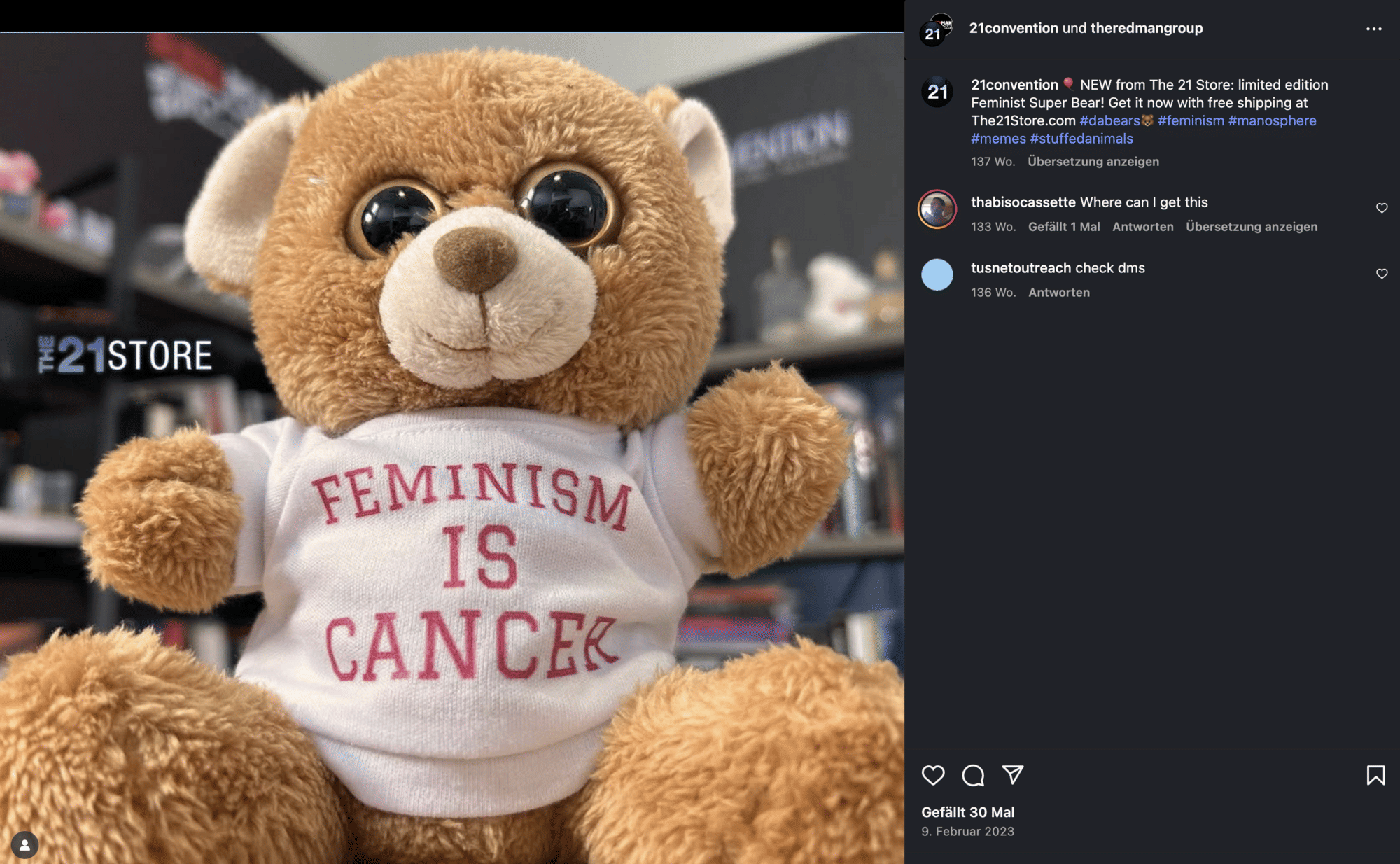 Ein Teddybär trägt ein T-Shirt mit der Aufschrift "Feminism is cancer".