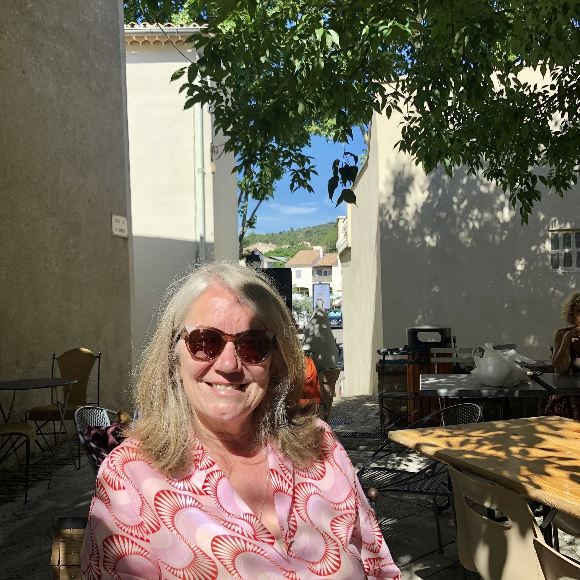 Claudia mit Sonnenbrille am grinsen