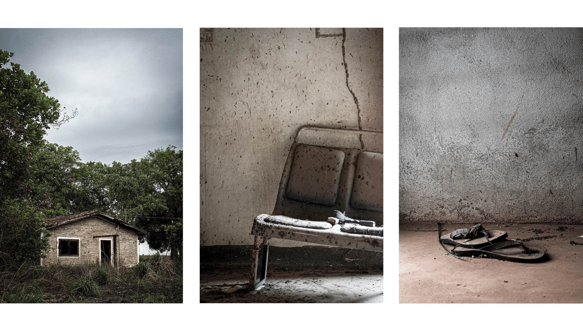 Links: Ein verlassenes Haus vor Bäumen. Mitte: Ein alter Autositz vor einer Wand. Rechts: Flip Flops auf dem verstaubten Boden.